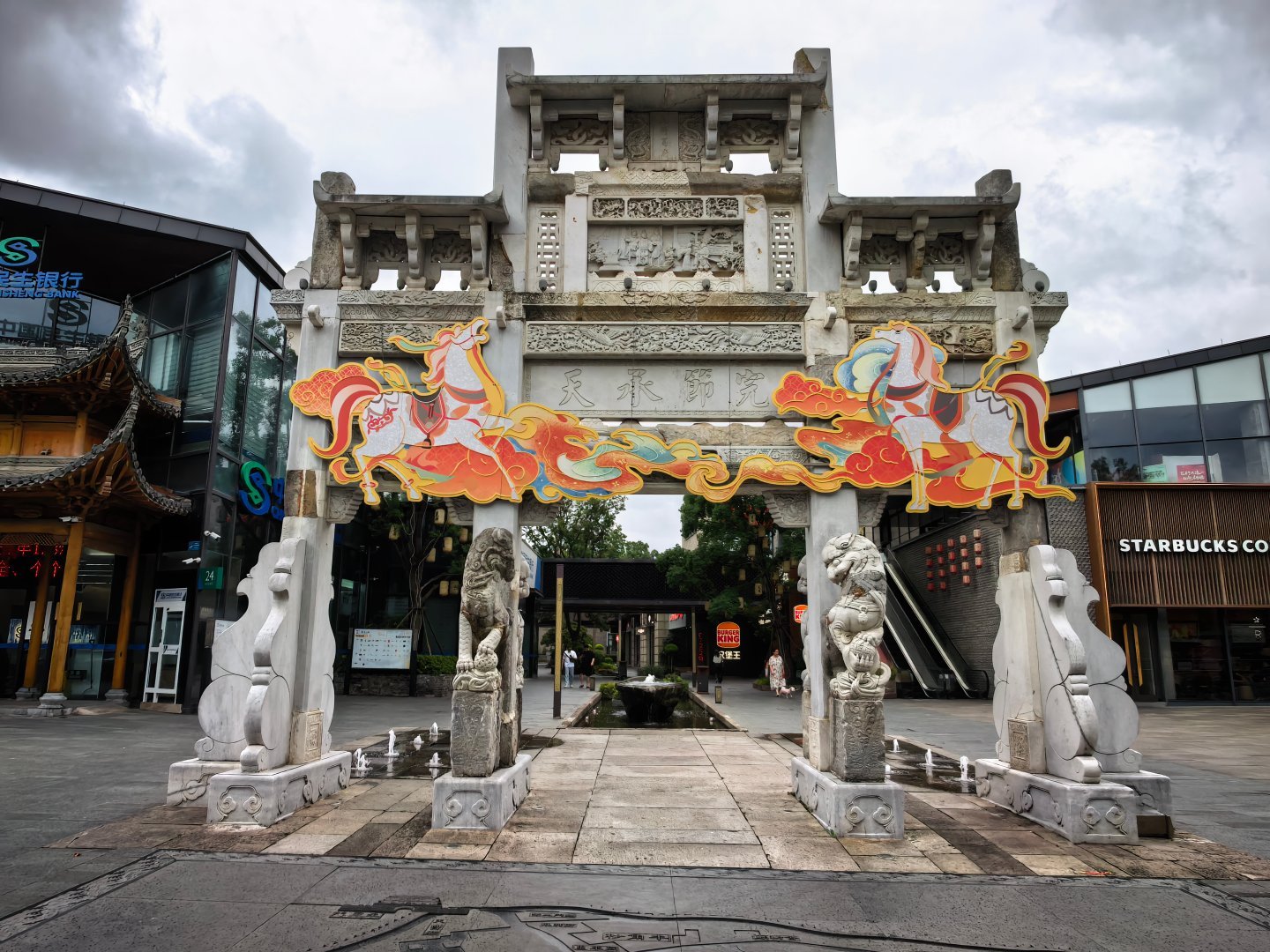大街小巷是城市最原始的名片有时候，最好的旅行就是在自己的城市里的街巷漫无目的地走