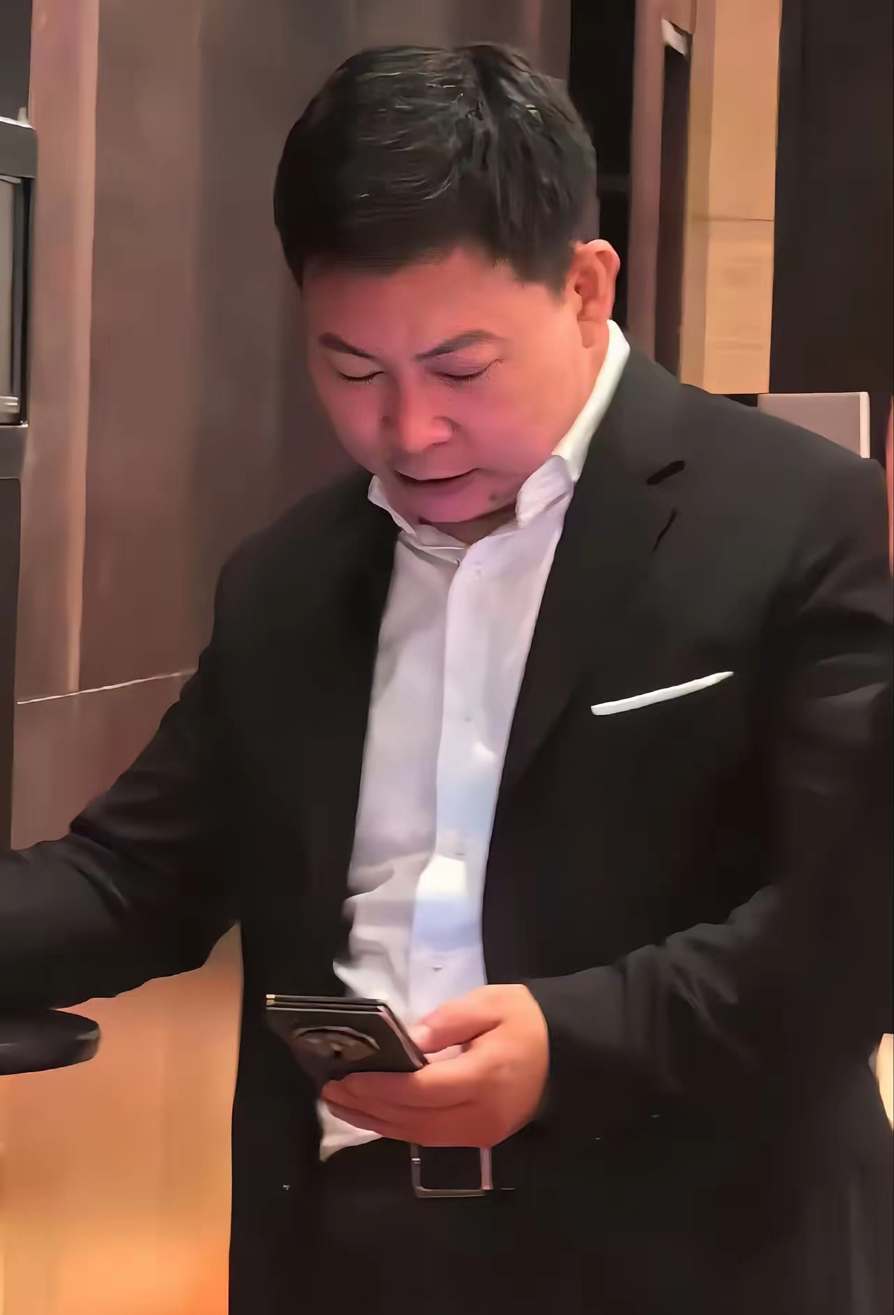 华为三折叠屏手机的信息，有意无意露出不少，如果余承东手里的就是真机，也就说明离上