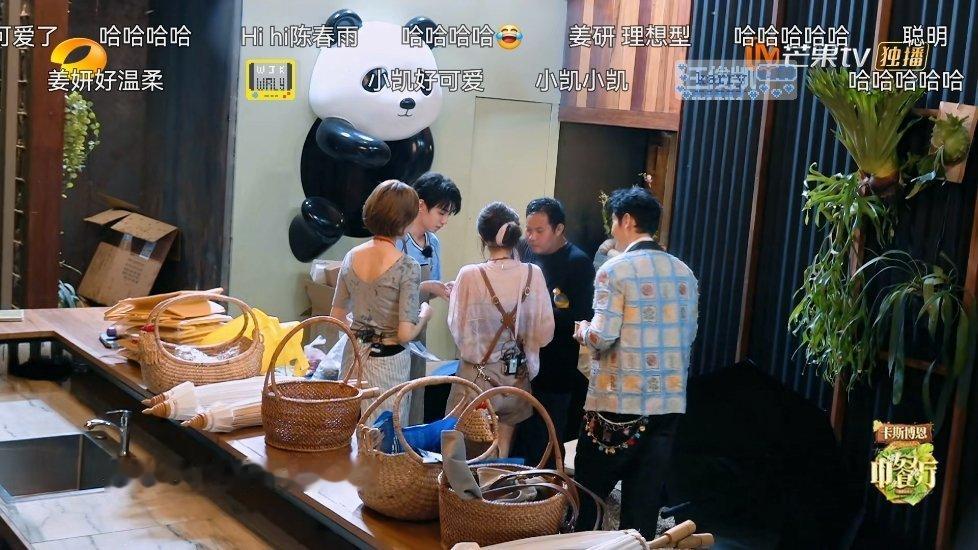 中餐厅南洋拾光季这一季挺好看的，大家都好暖心美丽的厨娘姜妍小凯养的🐔不关门越狱