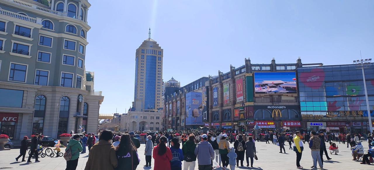 单位女生多真是八卦啊，有一个女同事就特别欠！总问单位的小姑娘处对象的事，就连人家