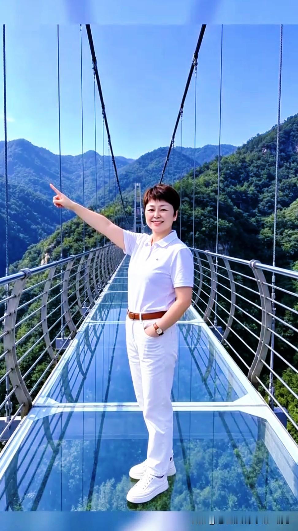 年少的时候，我们大多义无反顾，只想找一个自己深爱的人。
 
哪怕付出再多、委屈再