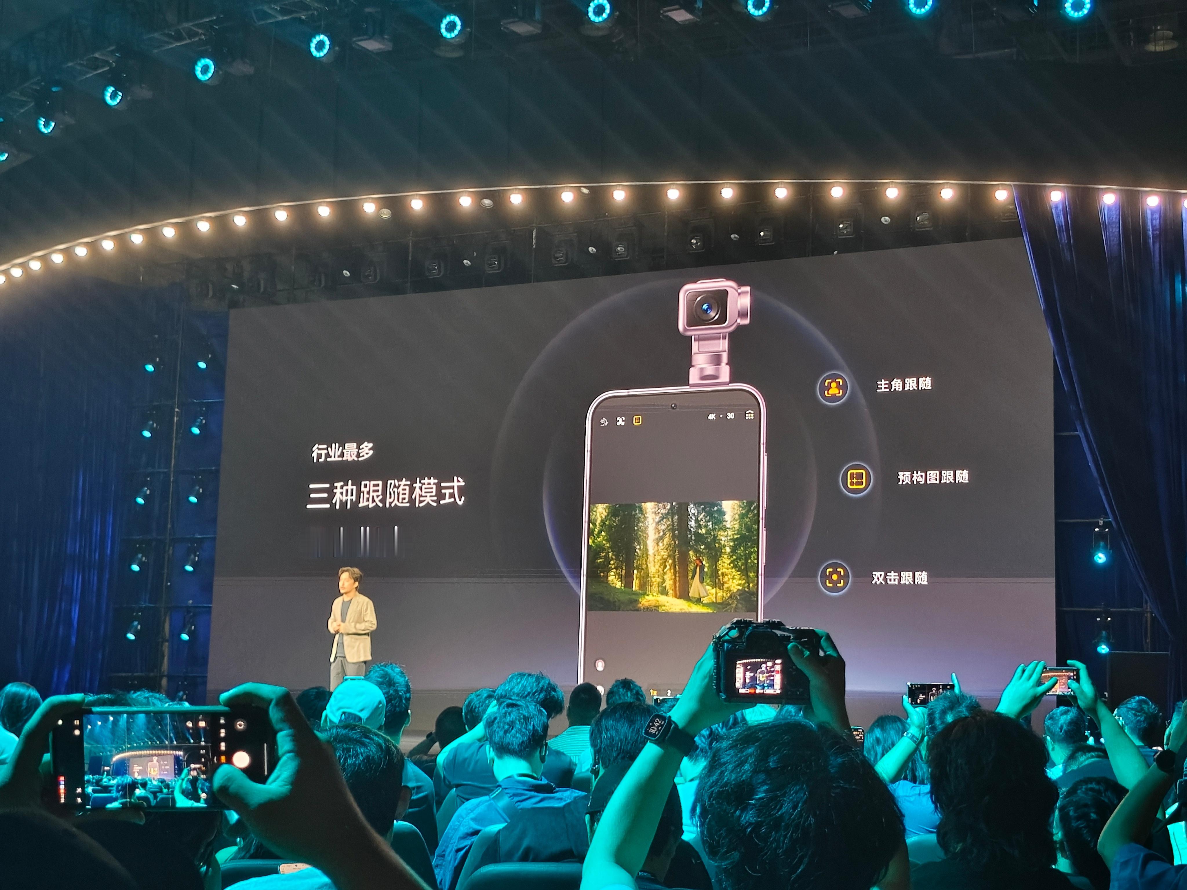 荣耀Robot Phone 这次直接在手机塞入了云台，云台电机重量只有2.6g，