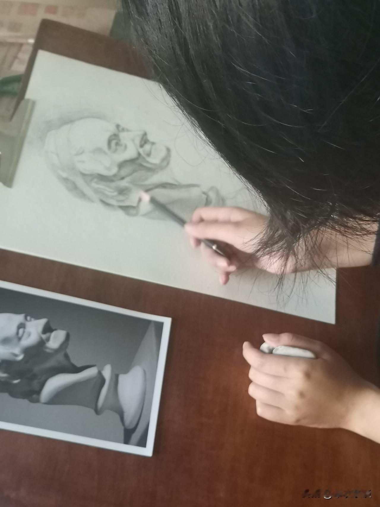 为什么现在高考学美术不香了。
以前高考的孩子划分，理科学不好，去学文科，文科学不