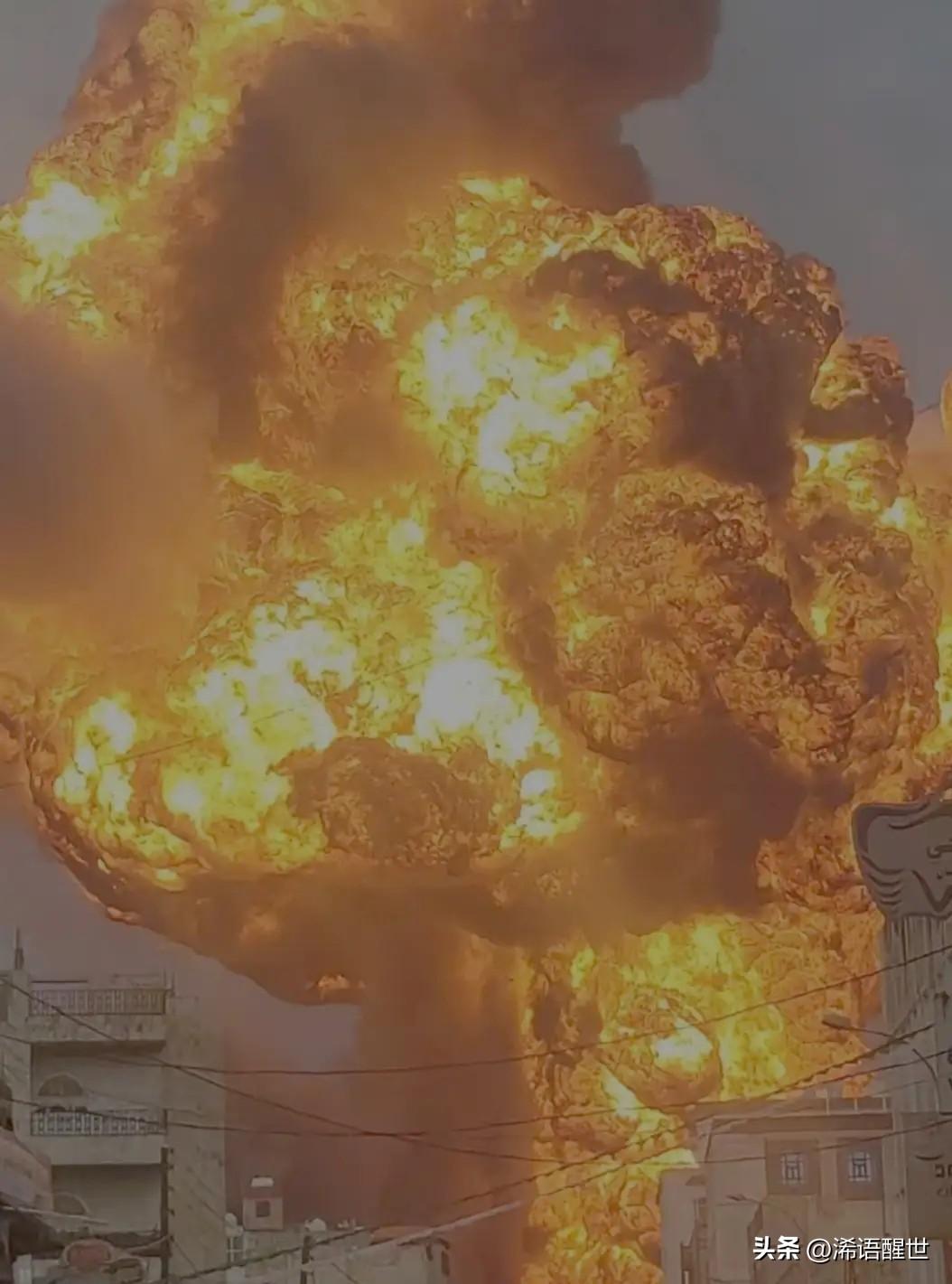 这一幕实在太戏剧性了，五枚导弹被拦下四枚，偏偏漏掉的一枚，正好击中卡塔尔的大型天