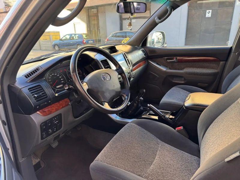 西班牙版普拉多LC120，这是柴油手动挡八座版，此车说是行驶了17万多公里，车况