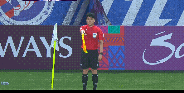 这个韩国边裁绝对是对于日本最近小动作不满[泣不成声][泣不成声][泣不成声]日本