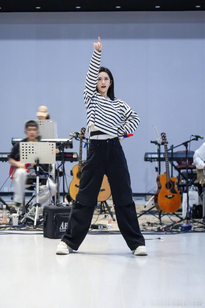 谢娜激动得不知道该说什么、谢娜演唱会训练照被这份纯粹的热爱狠狠戳中，谢娜激动的心