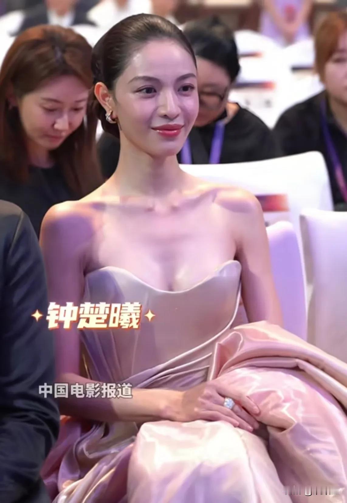 明星可以，但演员还是不要轻易动脸，要不面对高清镜头，容易吓到人！
上合电影节，众