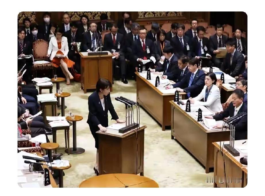 日本政坛风云变幻，高市早苗怕是要凉。才上台不到两个月，曾经想当“铁娘子”的她如今