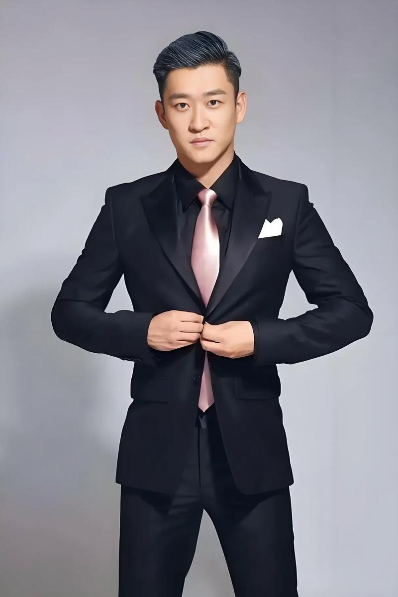 曹云金直播澄清他跟王慧的关系，他的父亲去世早，他母亲和王慧的父亲处过对象，最后虽