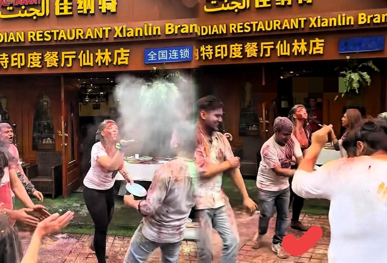 南京洒红节闹剧背后，是谁在纵容这种"文化特权"？
             别再