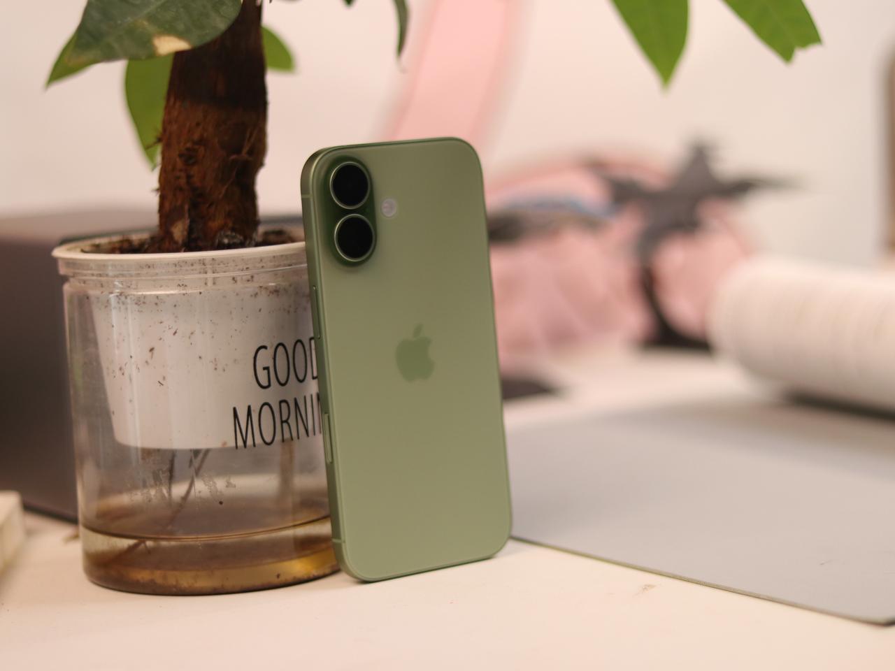 啊？好家伙！这岂不是意味着几件事情：
一、我4月份才买的标准版iPhone 17
