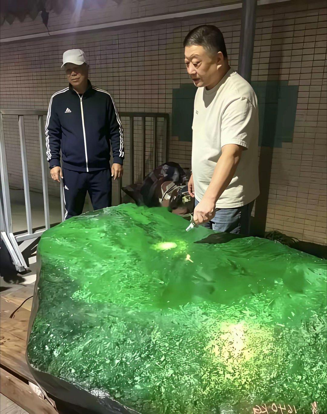 一刀切开，震惊整个玉石界… 
