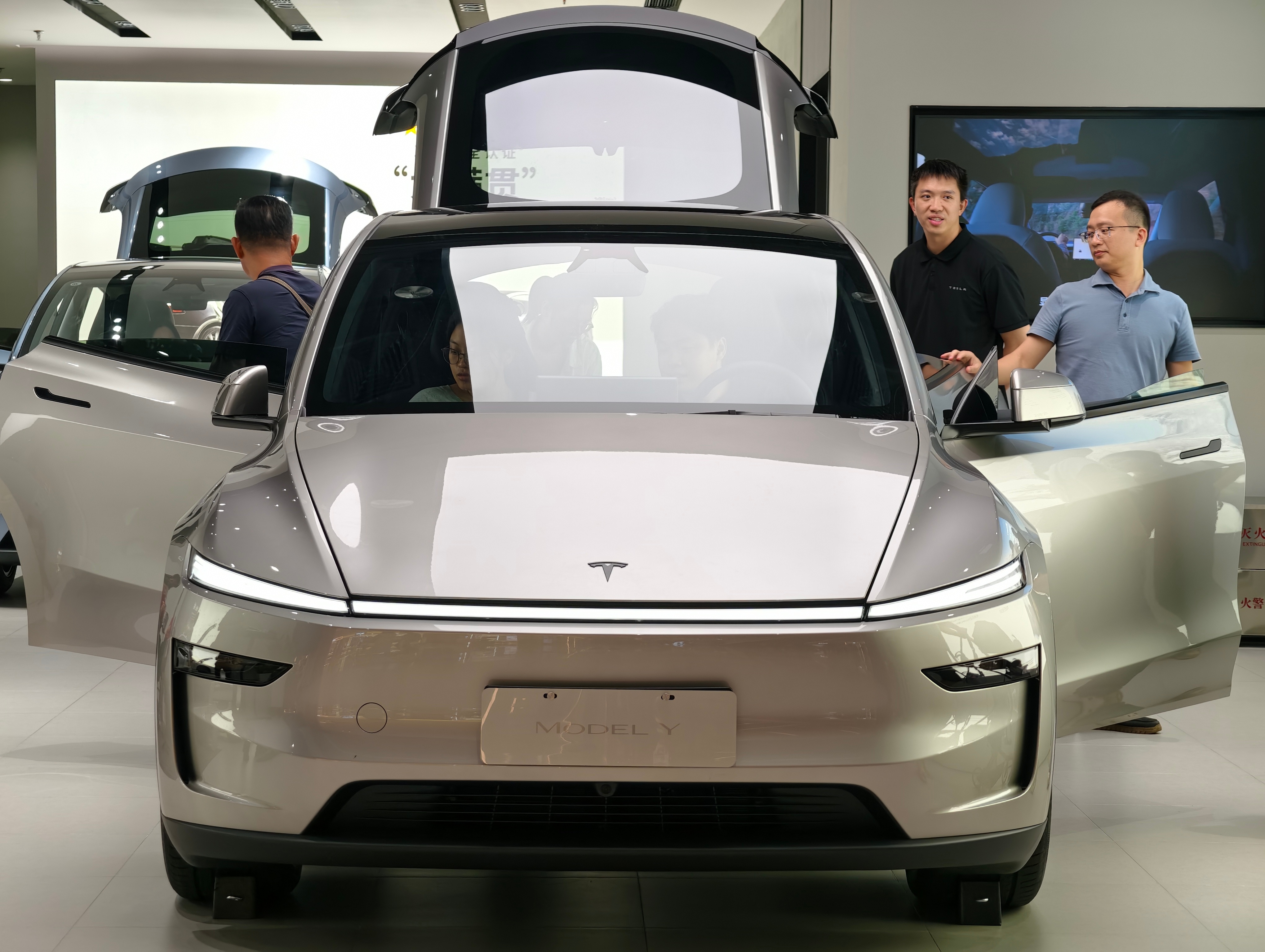 看了下特斯拉Model YL实车，看车的人络绎不绝，大城市确实很认可特斯拉这个品
