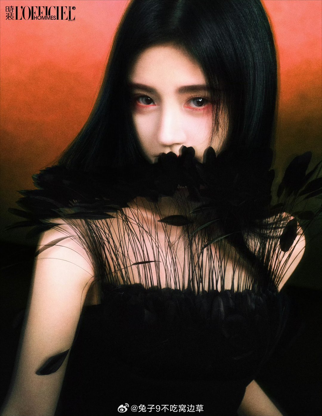 月鳞绮纪时装男士单人刊内页出图，鞠婧祎的绿色衣服，曾舜晞的小狼尾，陈都灵焰红色飞