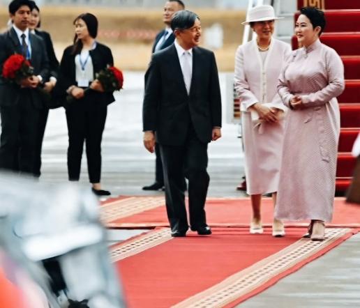 巴特策策格和高市早苗见同一个人，表现出完全不一样的状态！
巴特策策格表现的非常自