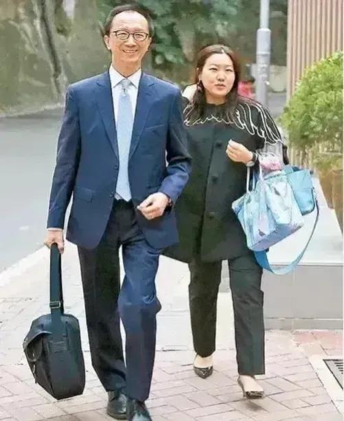 万万没想到，46岁的伏明霞已经老成了这样！

伏明霞是一位优秀的跳水运动员，她在