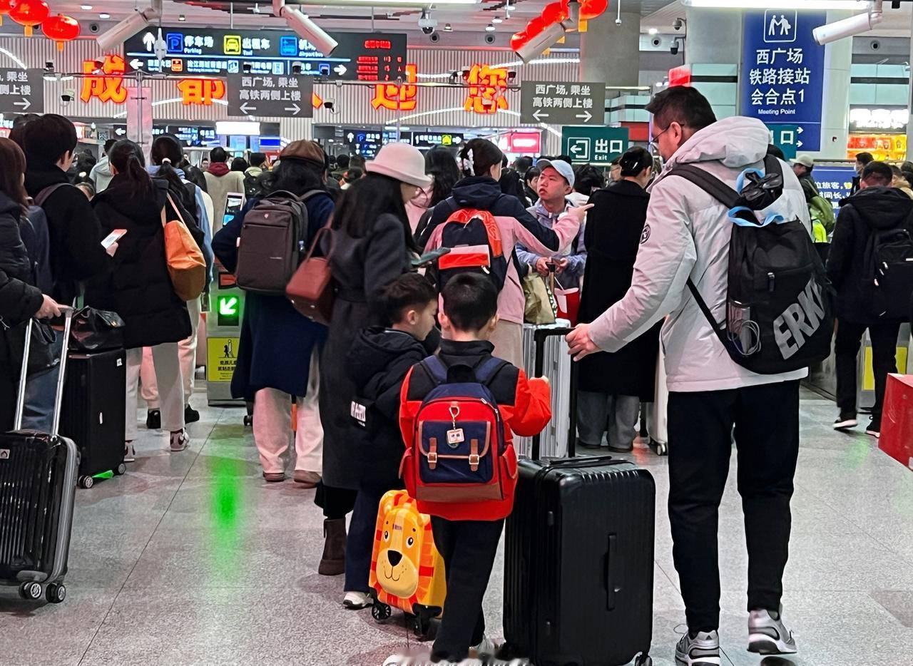 地铁车站里的浓浓年味欢迎每一个回家的乘客成都地铁直达郑州地铁