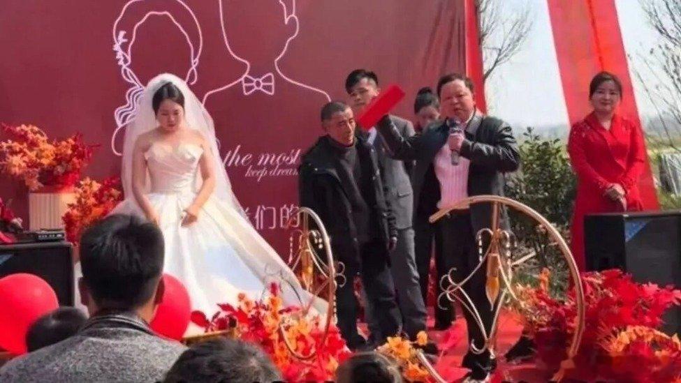 凤凰新闻【岳父退还18.8万元彩礼，新娘回应】2月24日，一则“婚礼现场岳父退还