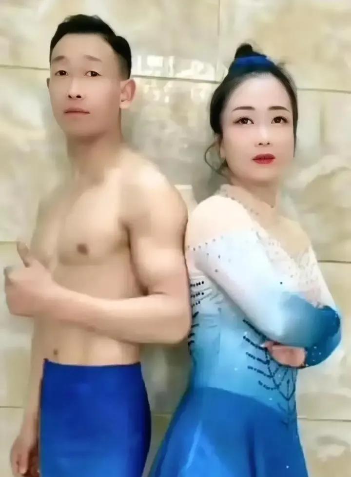 这是安徽宿州杂技表演坠亡的妻子与丈夫合影，丈夫是肌肉男，妻子肤白貌美丰满型的，两