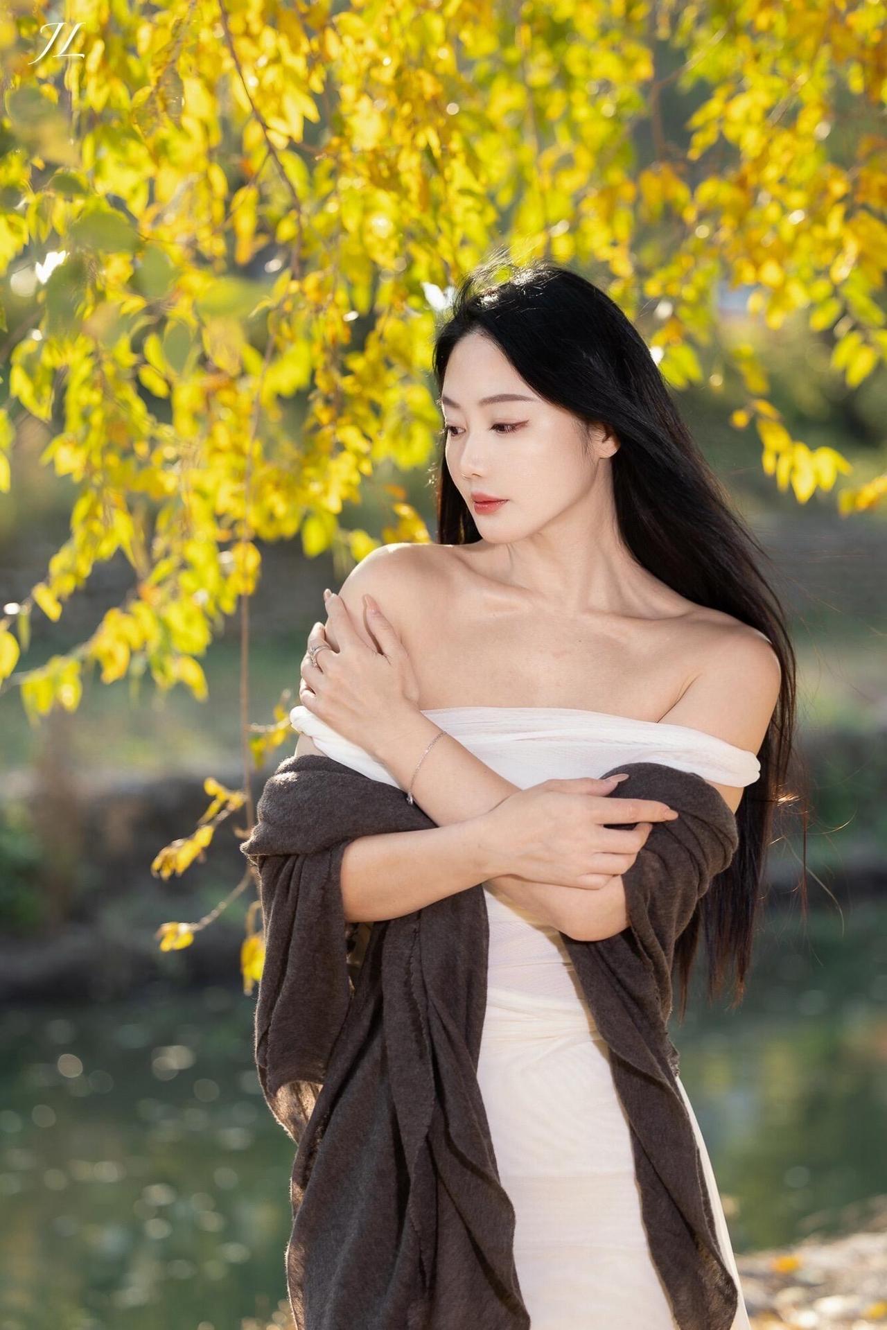 你会尝试露肩皮裤甜辣穿搭吗