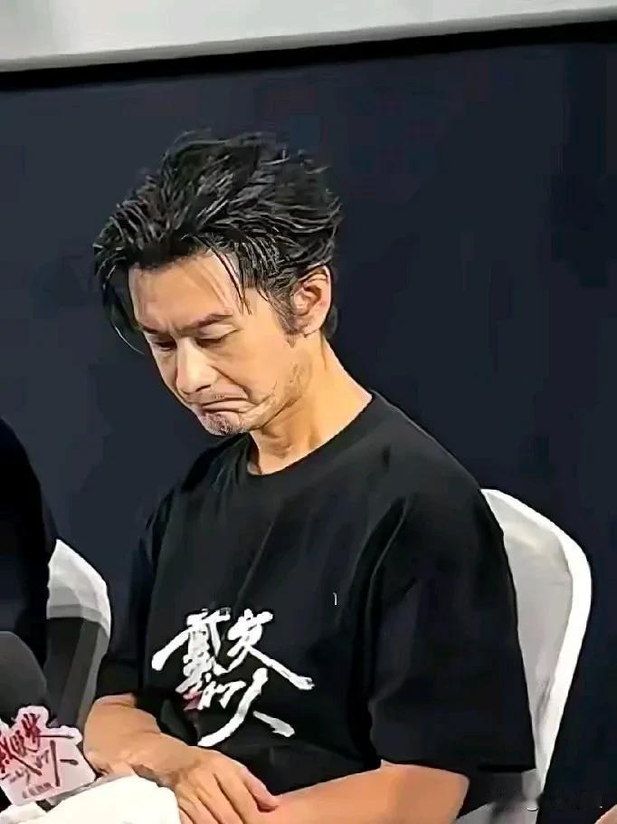 我以前觉得陈坤、黄晓明都好好看。后来黄晓明结婚了、生娃了、离婚了，再后来有女朋友