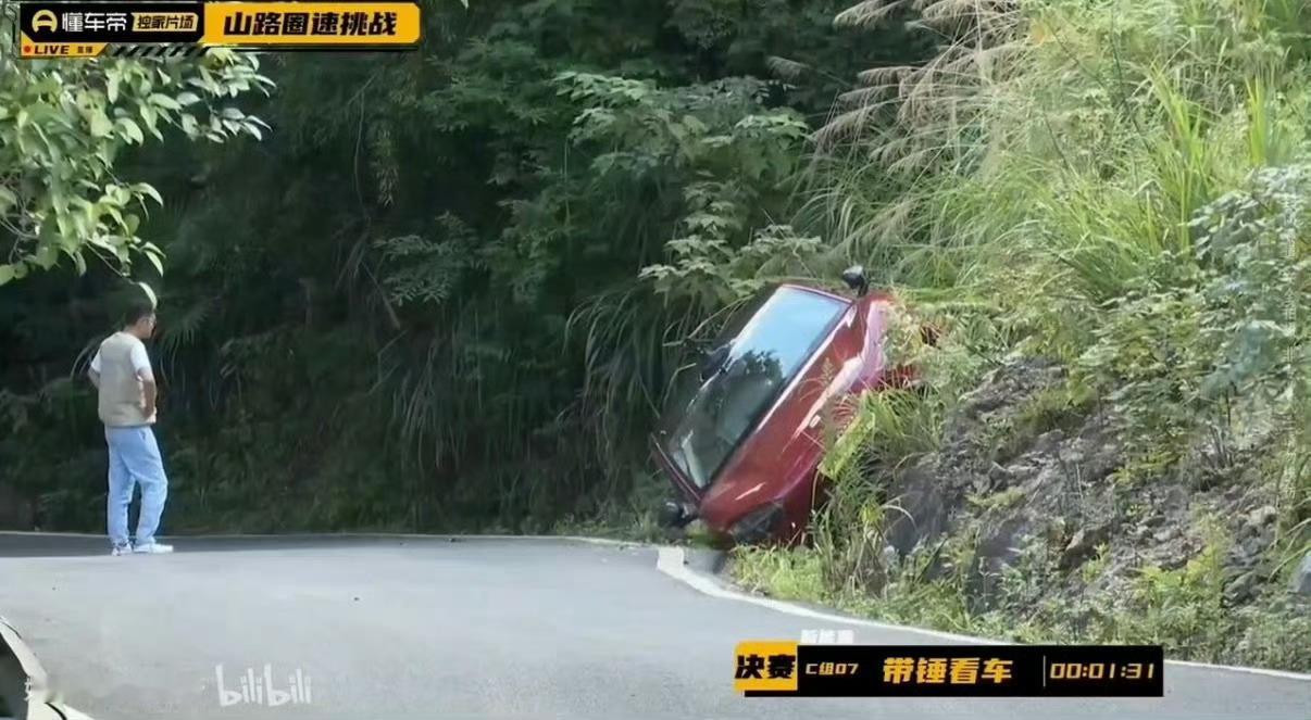 其实看了一下原视频，应该不是车的问题，车主太着急了，方向根本没回，直直的上去的！