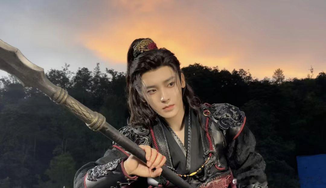 这首bgm简直是为侯明昊写的 那句一世无双太子位的歌词配上萧无衣的画面，适配度高