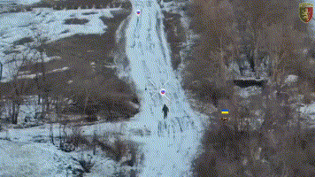 两名俄兵投降:1名被俄军击毙1名投降成功
乌军第24旅发布视频，两名俄军士兵主动