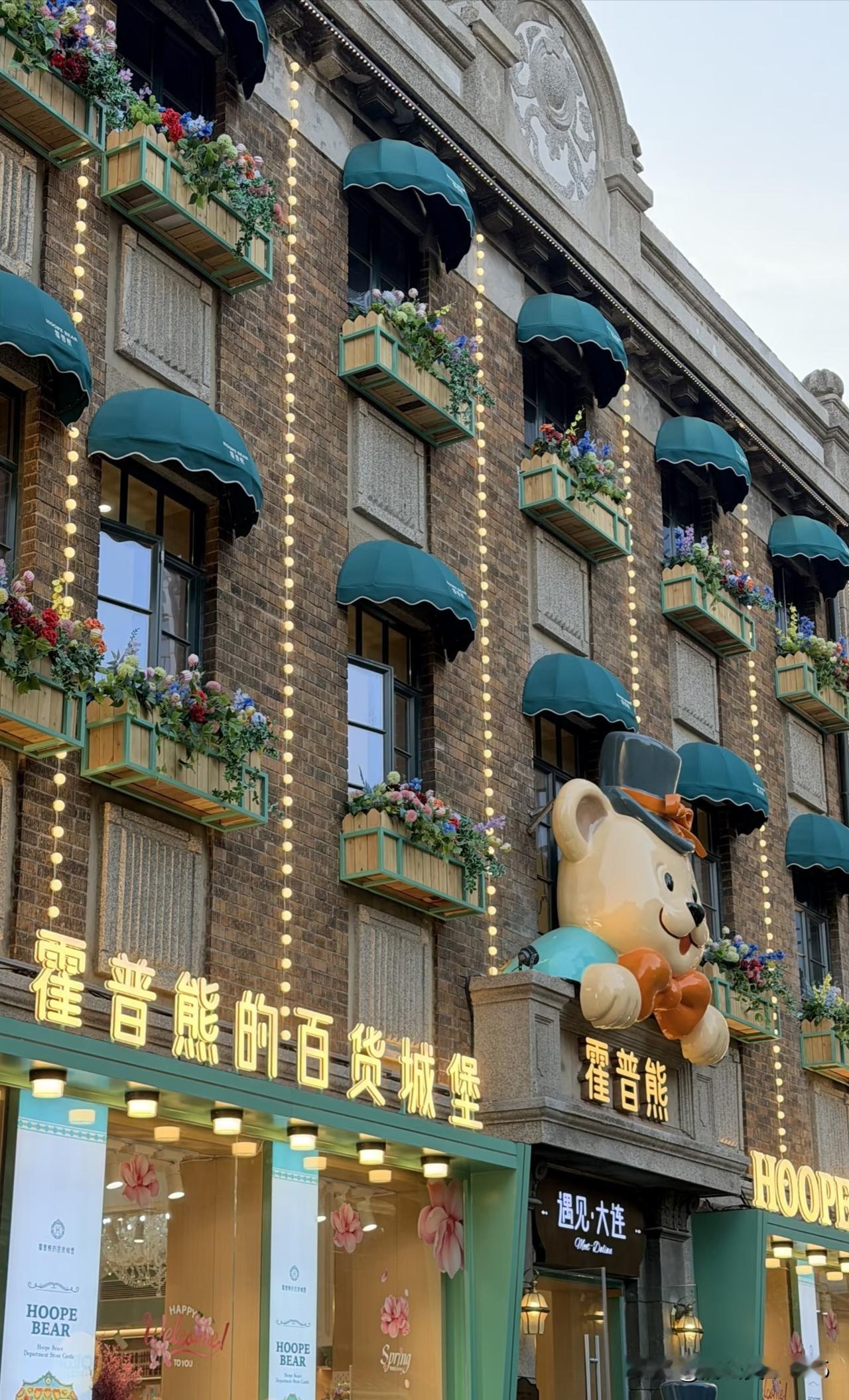 又走在东关街这里，
不由自主停下脚步，
老街新貌，
老屋换新颜，
历史建筑修复，