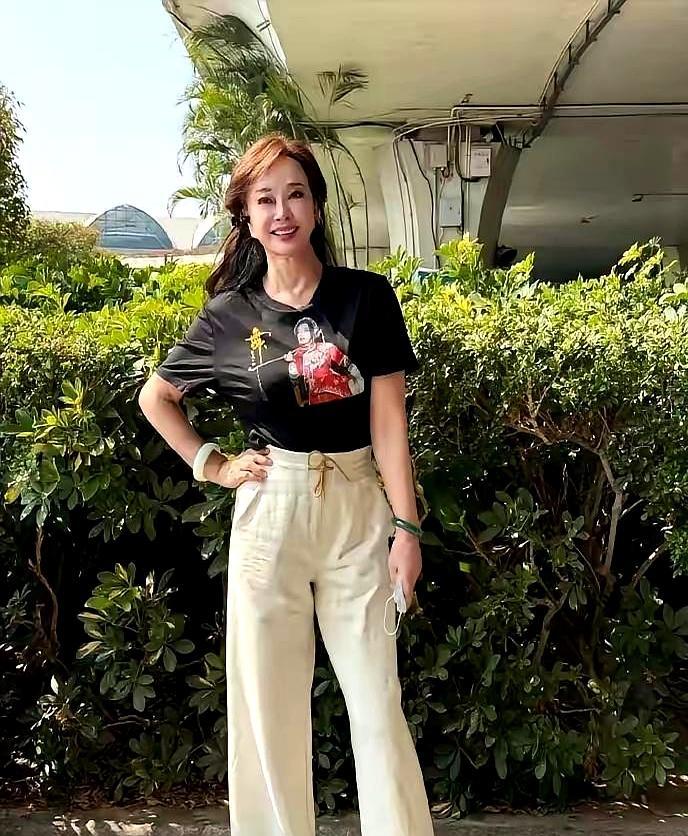 一个69岁就开始“躺平式养老”，一个75岁还在满世界跑拍戏，这反差也太大了吧？