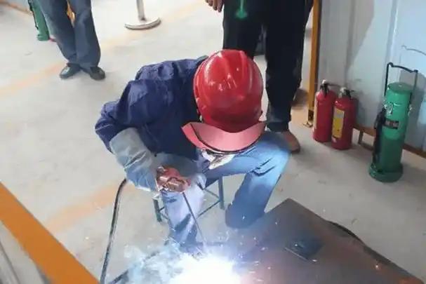 电焊作业，这些您应该要知道:

电焊机的一次线不大于5米，二次线不大于30米。