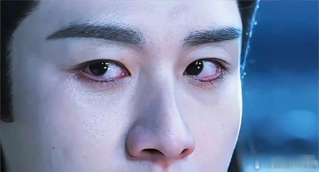 看这位的眼线、浓妆 