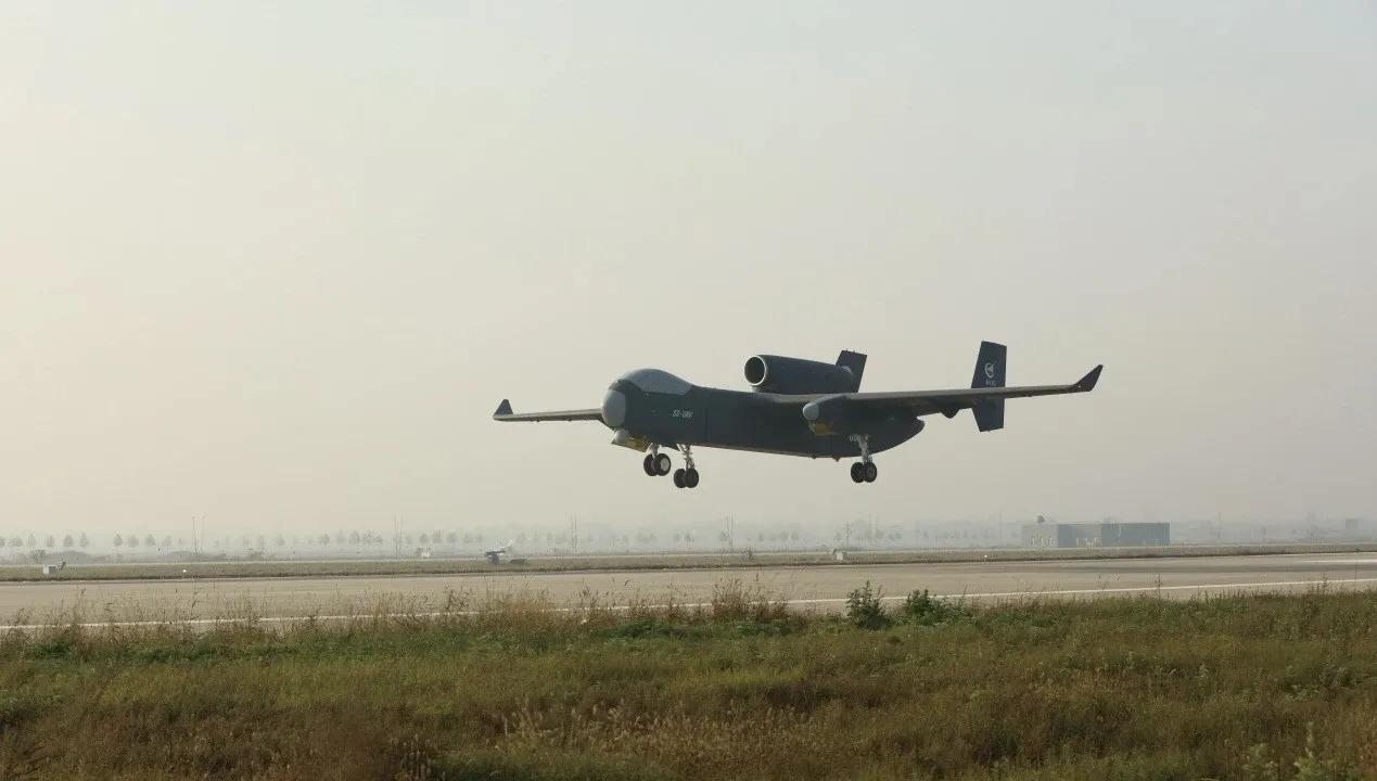 我国自主研发的“九天”无人机在陕西蒲城首飞成功，标志着我国在重型无人机方面有了新