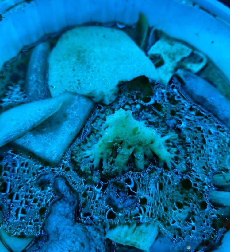 当你在ktv吃东西 你会发现……蓝色果然抑制食欲