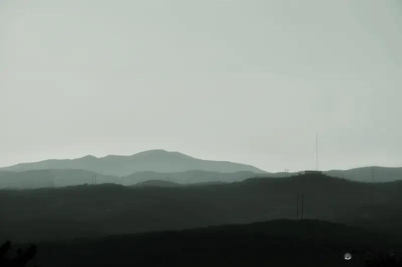 五律·山憩
空山初雨霁，涧岭彩虹连。
尝水三分蜜，听音百变弦。
闲吟松和唱，静坐