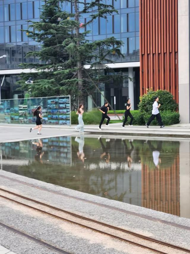 今日青岛，气温26C'度至28C'度，体感28，早安吉祥！

今天是2026年8