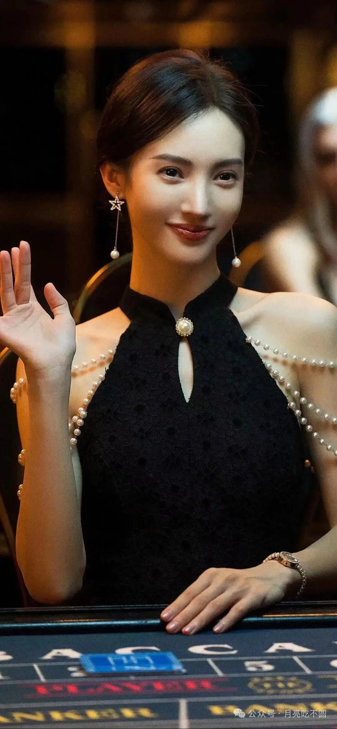 金晨发牌