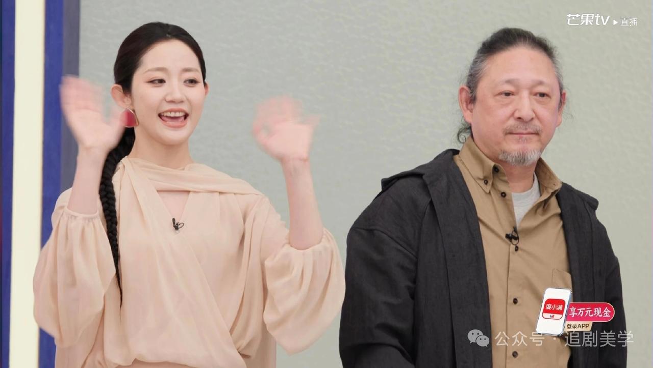 万千惠走哪都带着老公，看到三宝老师的表情，真的也很无奈。后台就他一个上了年纪的男