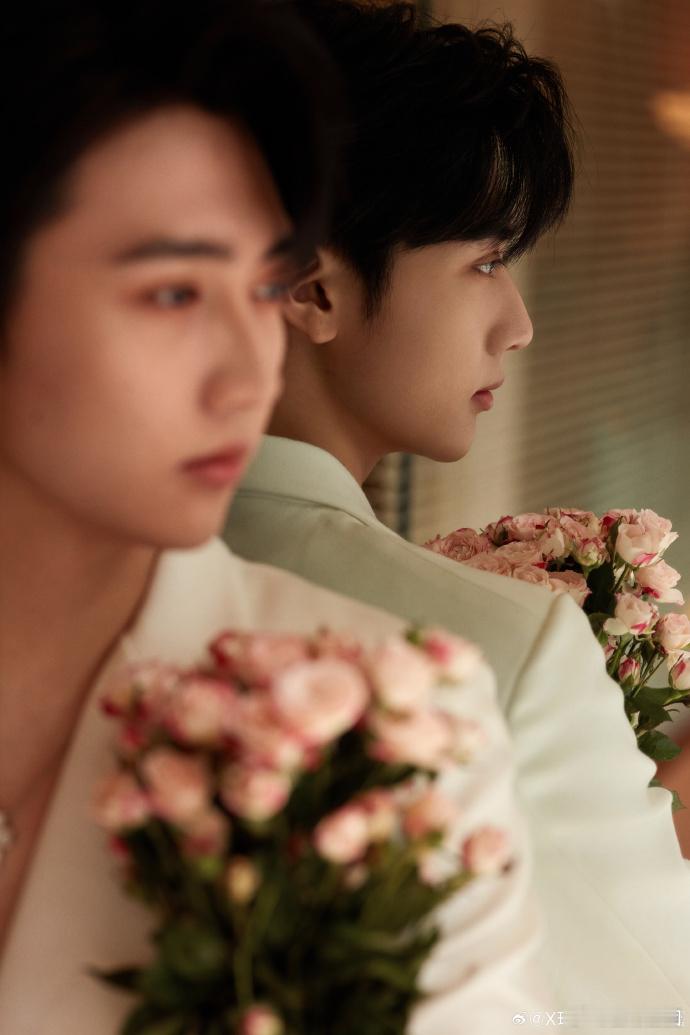 #焉栩嘉在春城和鲜花##焉栩嘉真空白西装look# 焉栩嘉在昆明的活动中，一身真