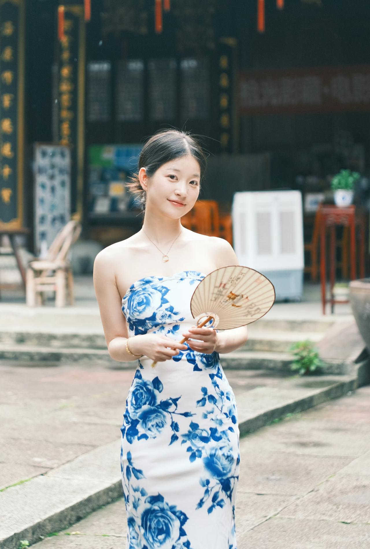 夏日辣妹既视感，羡慕这身材，这线条太绝了，夏天就要这样穿！