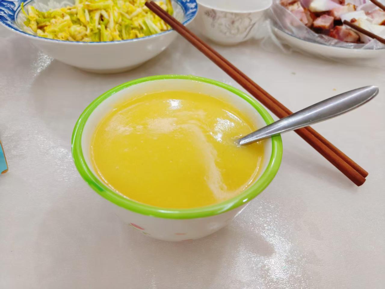 林红的腿受过伤，干不了重活儿，于是就和另一个做过手术的同事刘菲分担一个工作岗位。