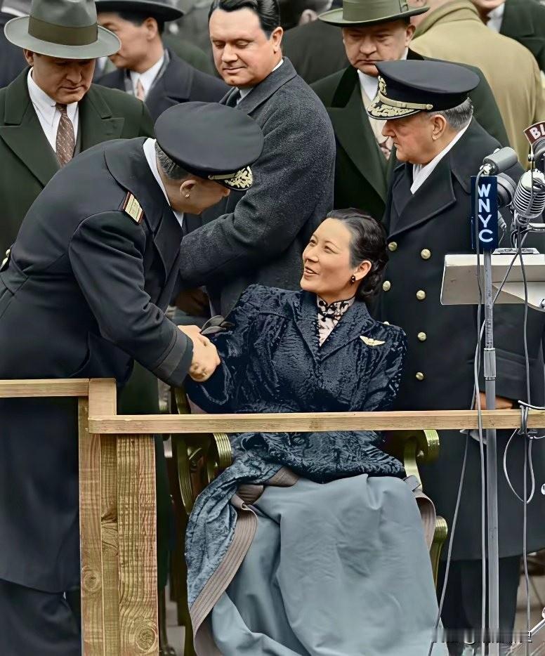 这张照片拍摄于1943年抗战期间宋美龄以“中国第一夫人”访美寻求战略援助期间！