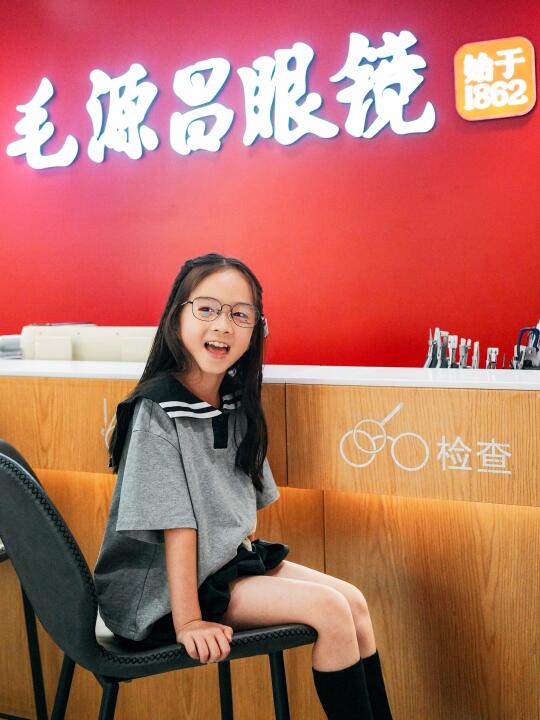 逃不过逃不过！女儿最终还是戴上了眼镜