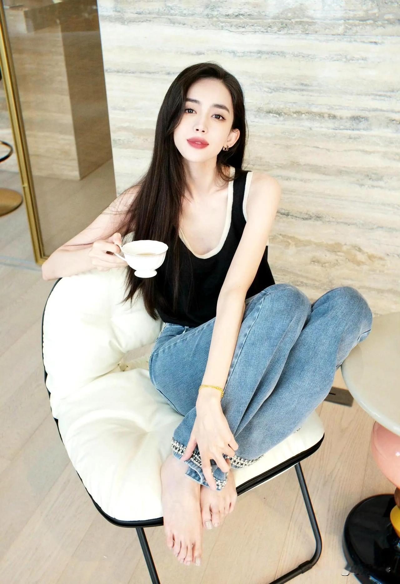 居家喝咖啡的古力娜扎，安静随意，松弛感满满。这或许就是最幸福的样子！