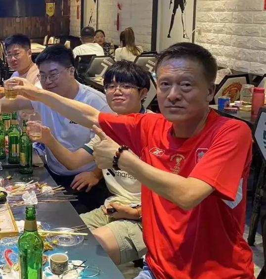 就像浙江大学一位教授说的，吃是为了增进和联络感情。你说的场景我能想象到，人们亲如