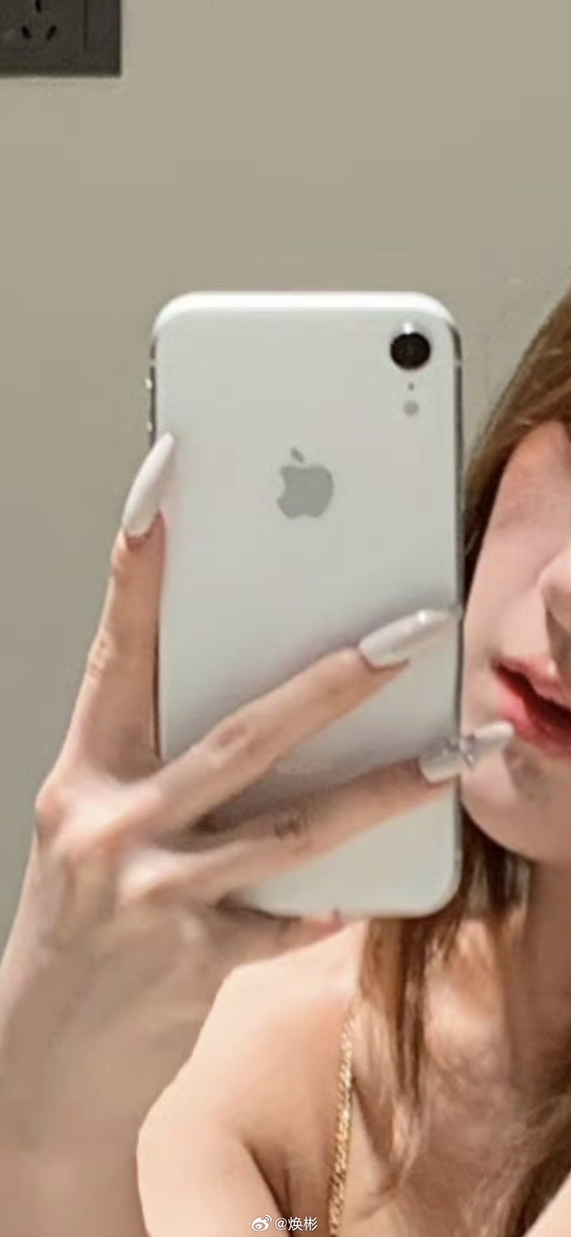 刷到一个好看的小姐姐还在用iPhone XR。 