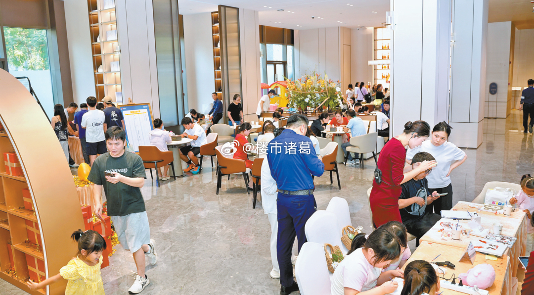 深圳905新政后首个周末，市场回暖的气息扑面而来：“外地看房团再次杀入深圳”“早