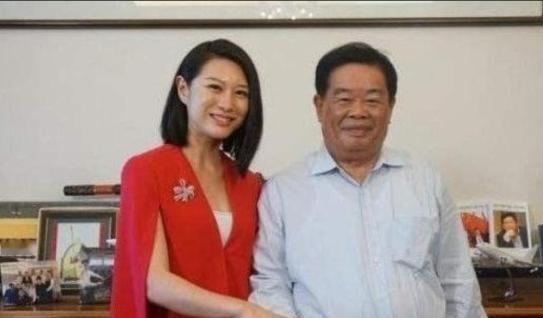 1971年，曹德旺当炊事员时，发现有女人偷东西，没想到抓住她后，女人立马求饶：“