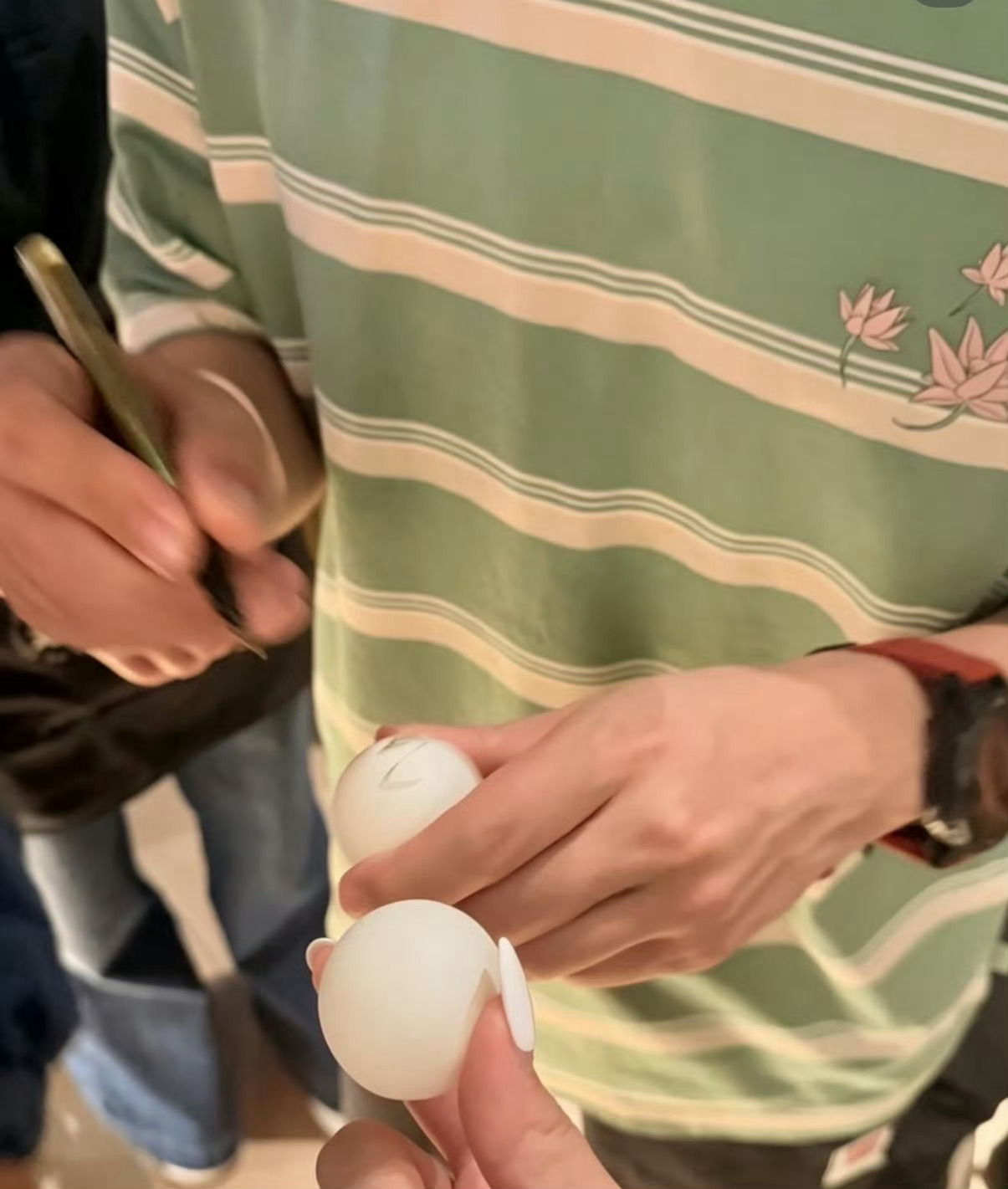 原来是男队聚餐把这个衣服穿得好漂亮 